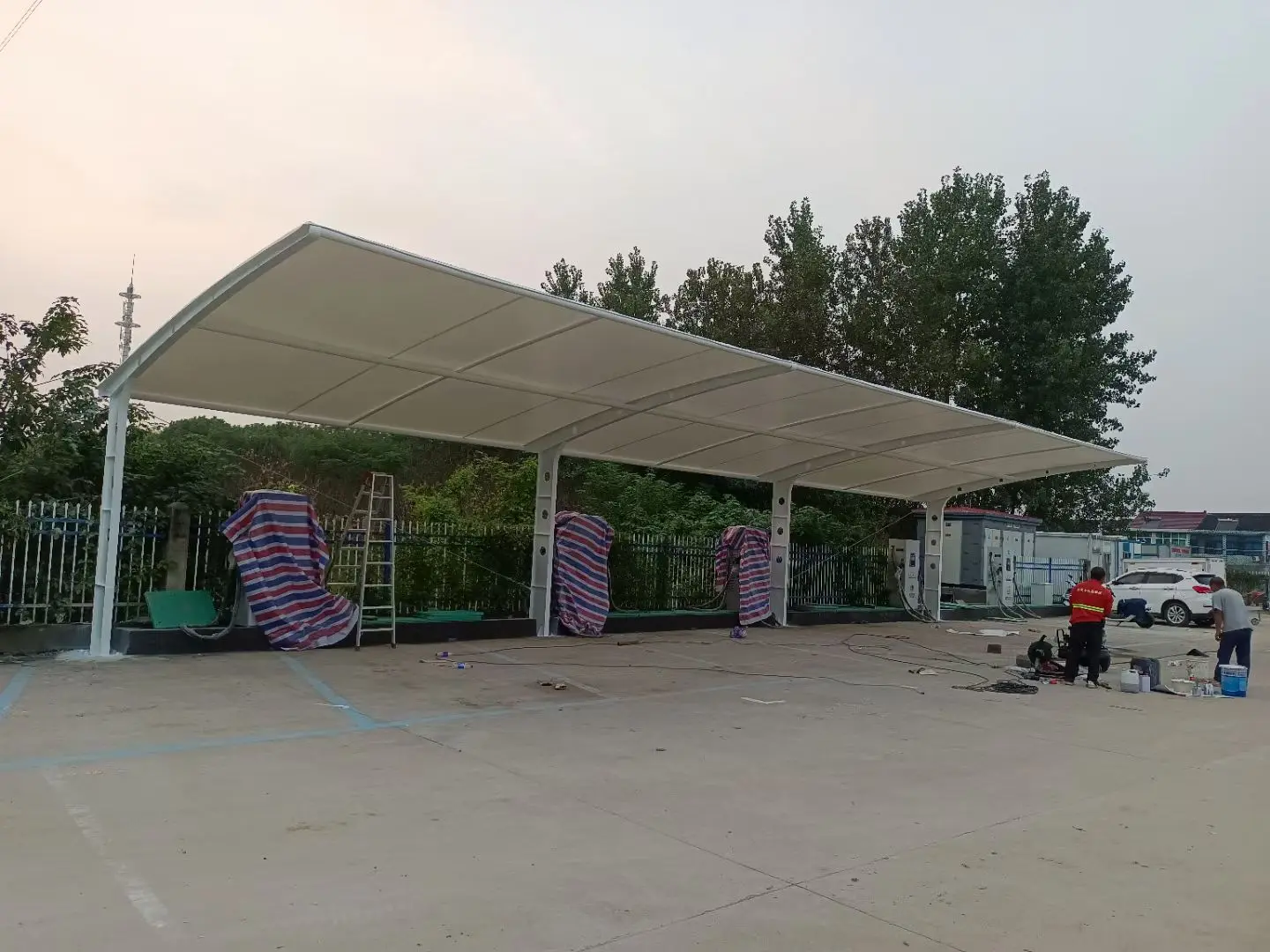 贵州江口膜结构工程科普：山地多雨强紫外线环境，停车棚选材别只看低价